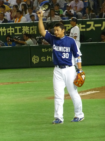 手を上げて声援に応える森野選手。