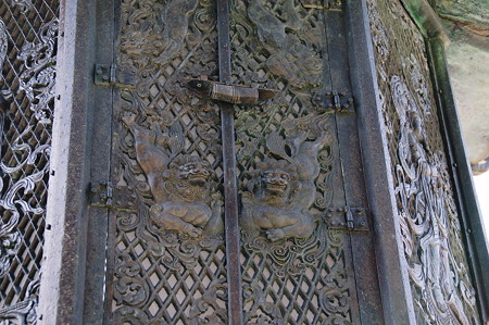 東大寺大仏殿 八角灯籠2010年04月04日_DSC_1142