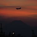 薄暮の富士と飛行機