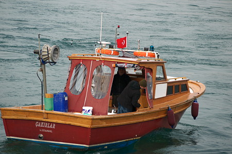 2011.01.28　トルコ　イスタンブル　ボスフォラス海峡クルーズ-漁船