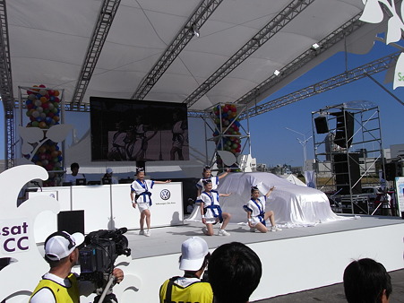 周りでダンサーが踊り…