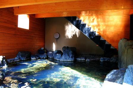 岩組みの湯船が1つ