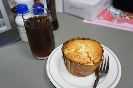 アプリコットカップケーキ with 麦茶