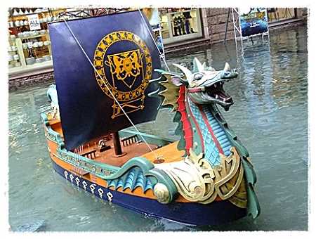 運河に浮かぶ船