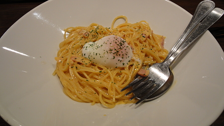 スパゲッティ温泉たまごのカルボナーラ